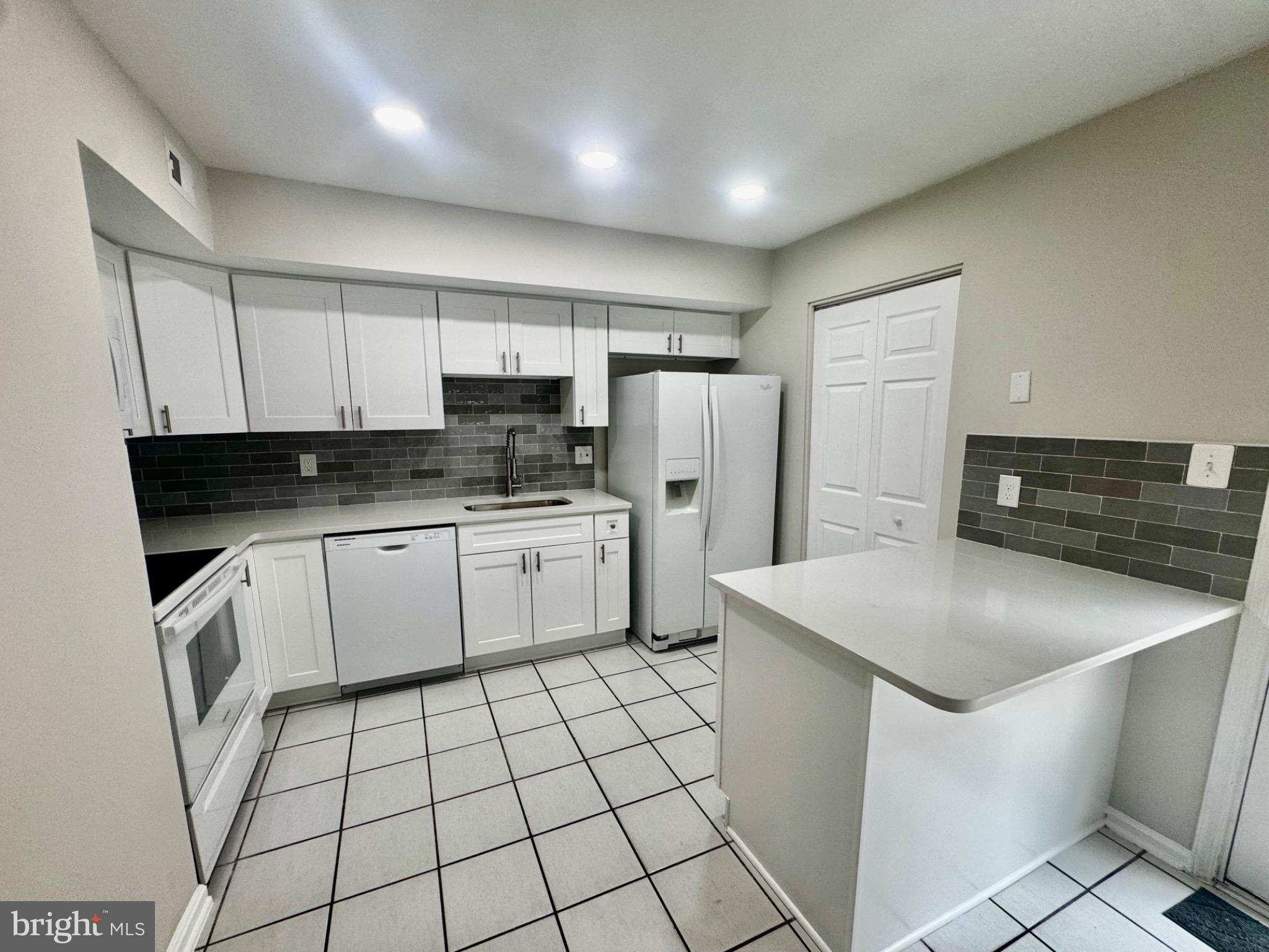 HERITAGE HILL CONDO - Residential Lease