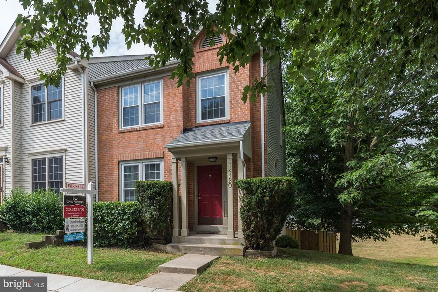 Offers, if any, due Mon 7/23 by 8pm. 3-bed 3.5-bath END unit TH in peaceful community. HW floors on main lvl. Huge windows flood home w/sunlight. Updated kitchen feat all SS appl, sparkling granite & ample cabinetry. Master bed w/cathedral ceiling & luxurious en suite bath. Basement walk-out to fenced yard. 2 parking spots. 1 year warranty! Conv to I-270, park & Germantown Square.