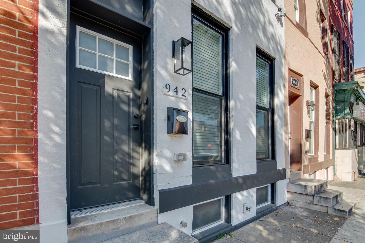 942 N BROADWAY