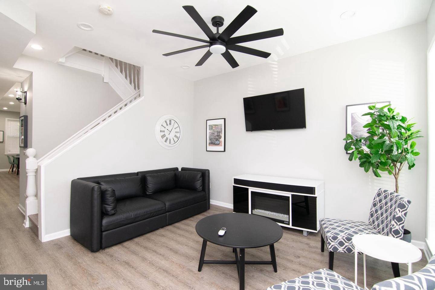 942 N BROADWAY