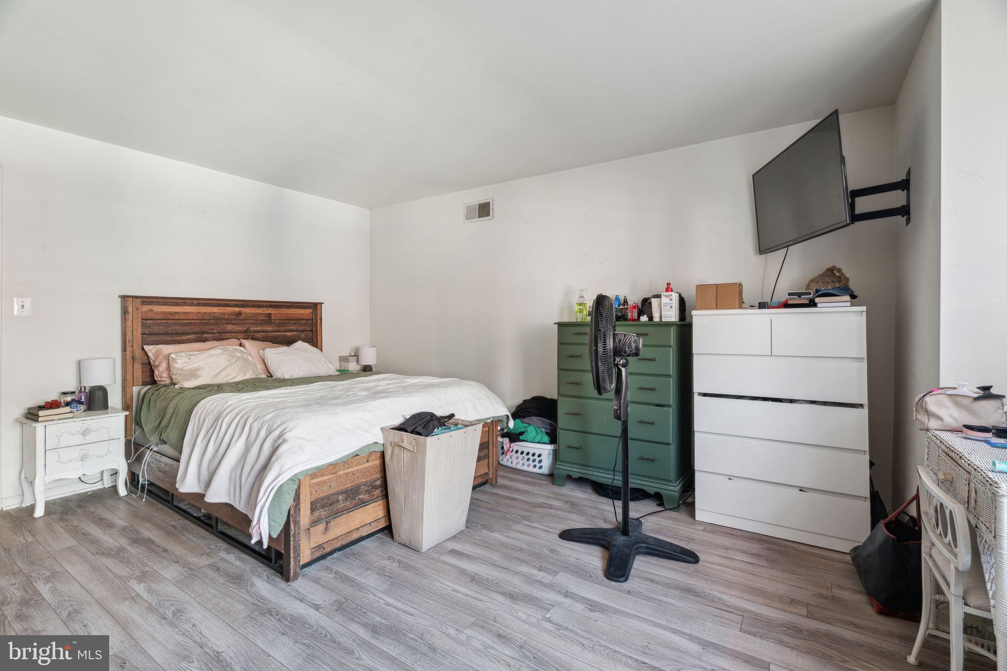 QUEEN VILLAGE - Residential Lease