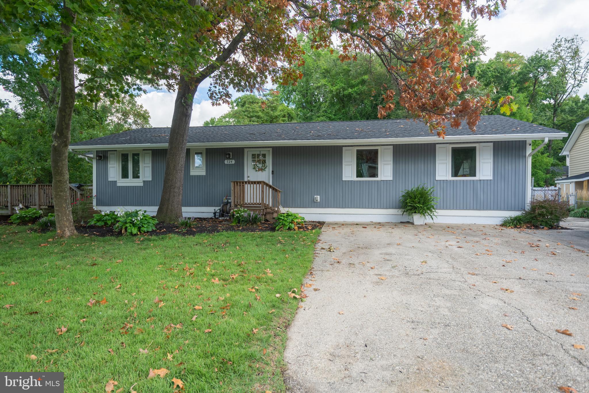 WOODLAND BEACH - Residential