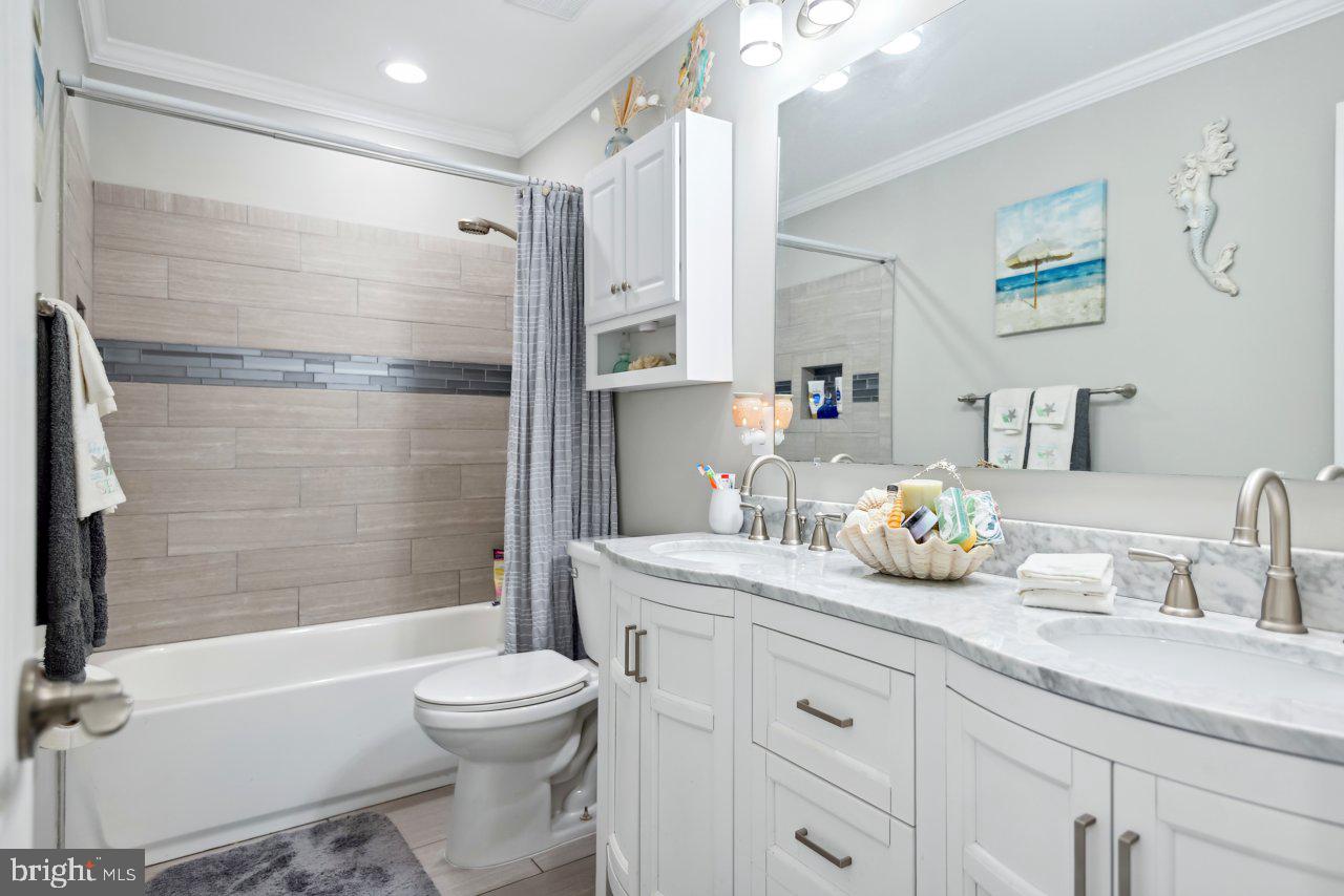 WOODLAND BEACH - Residential