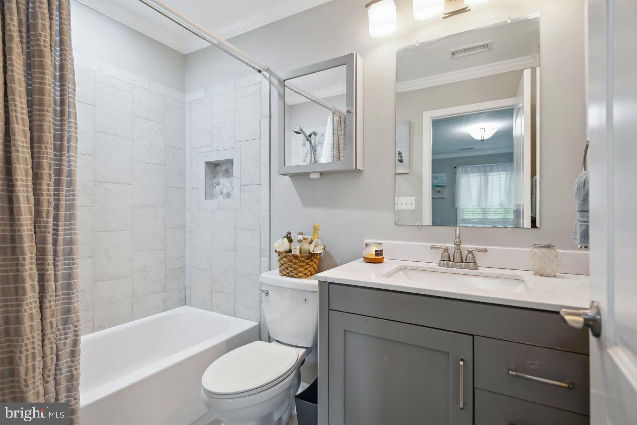 WOODLAND BEACH - Residential