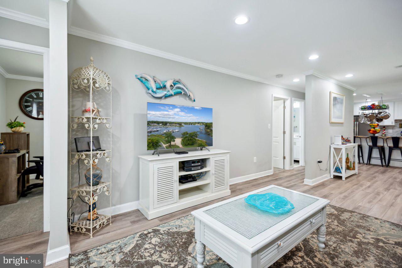 WOODLAND BEACH - Residential