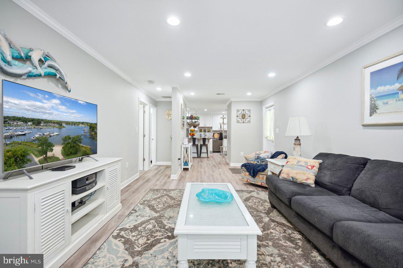 WOODLAND BEACH - Residential