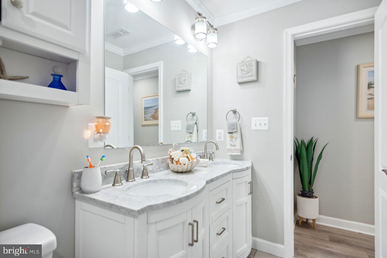 WOODLAND BEACH - Residential