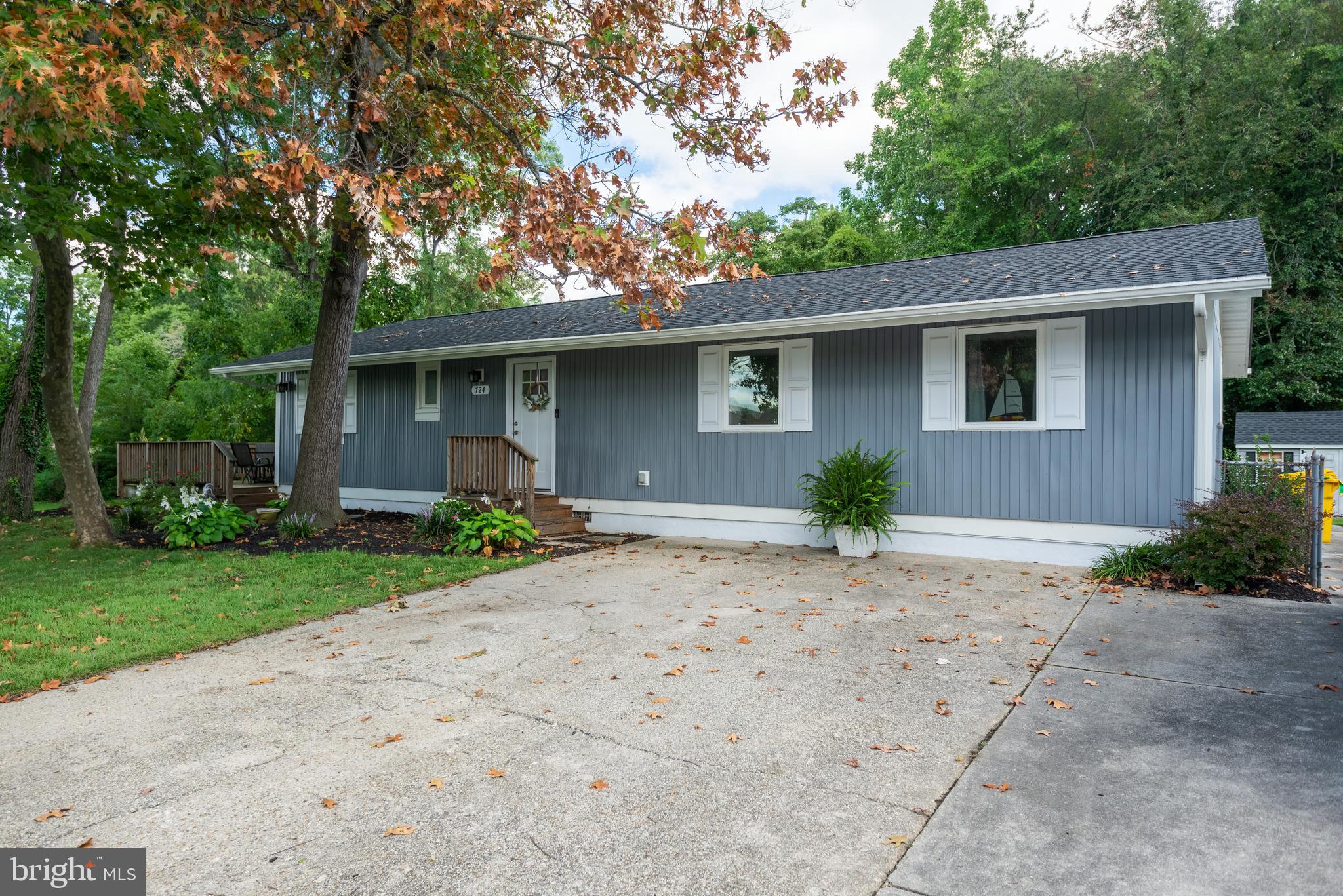 WOODLAND BEACH - Residential