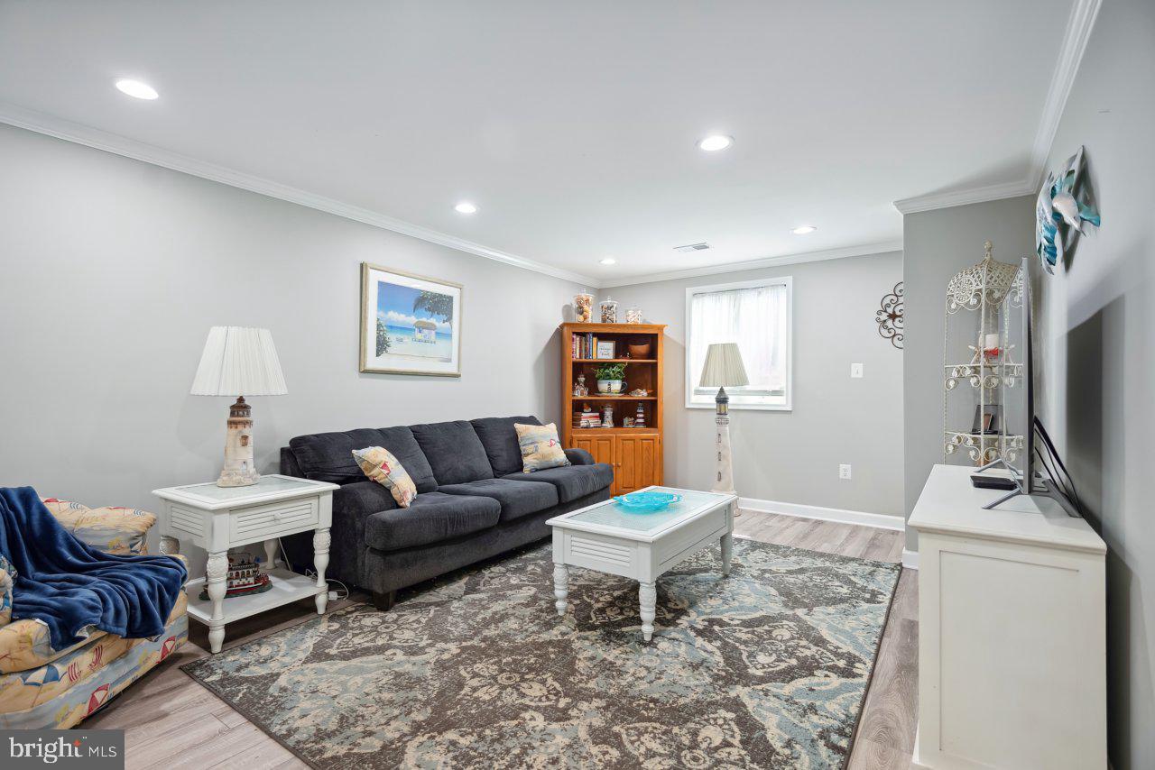 WOODLAND BEACH - Residential