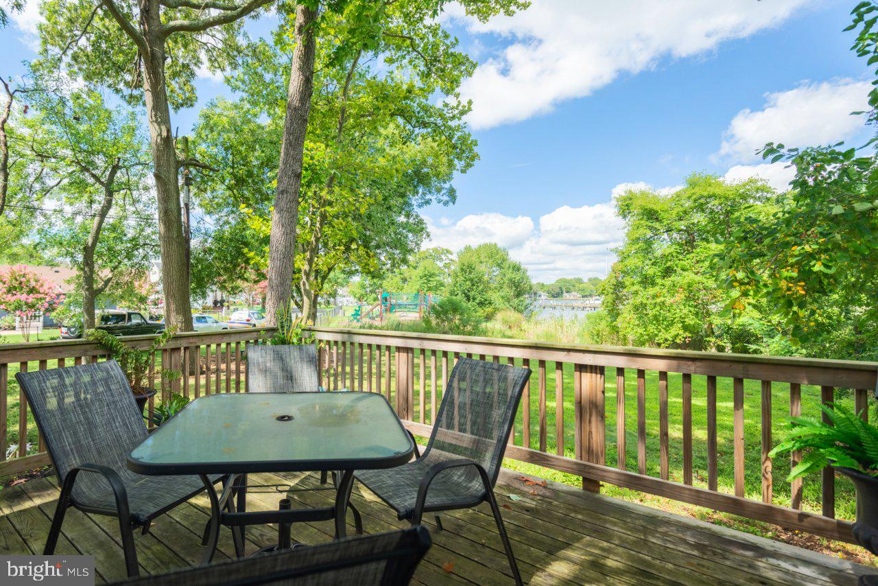 WOODLAND BEACH - Residential