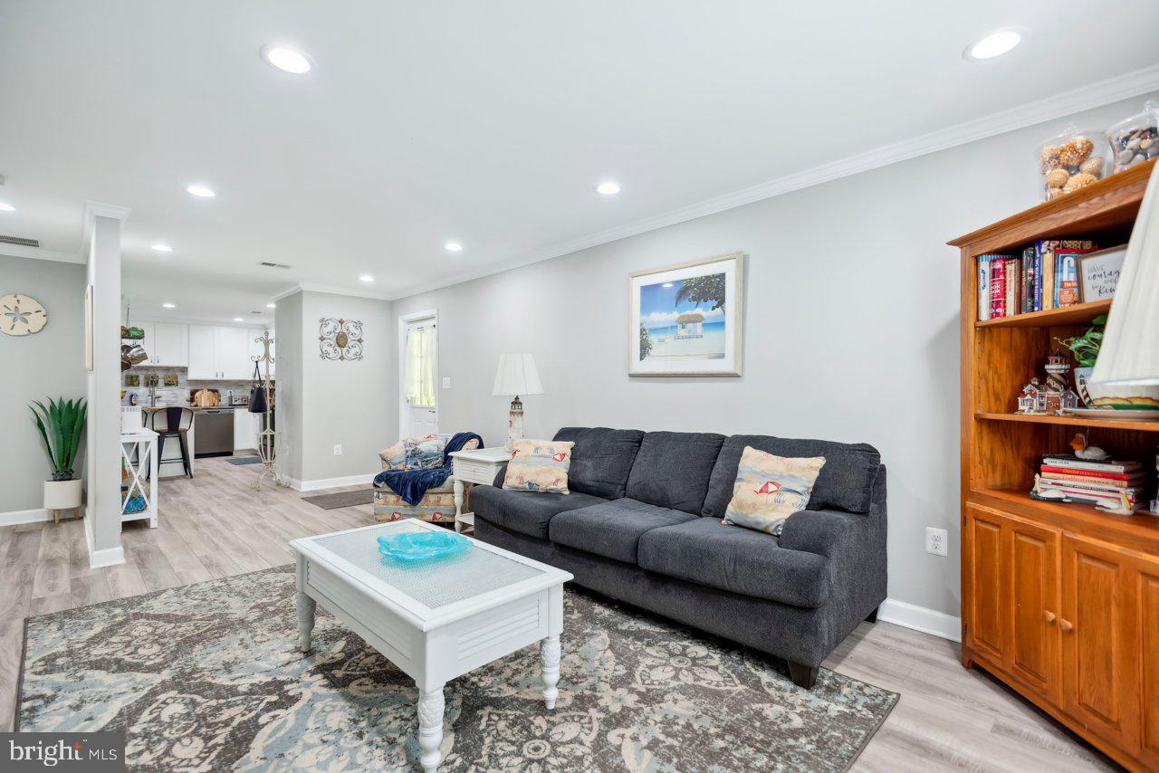 WOODLAND BEACH - Residential