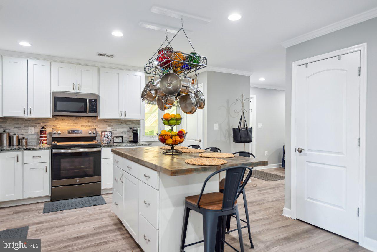 WOODLAND BEACH - Residential