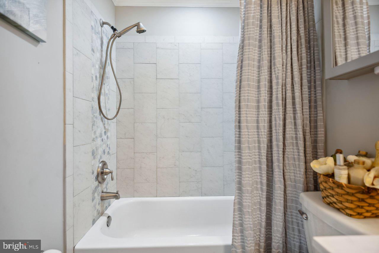 WOODLAND BEACH - Residential