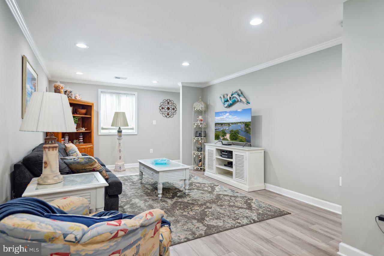 WOODLAND BEACH - Residential