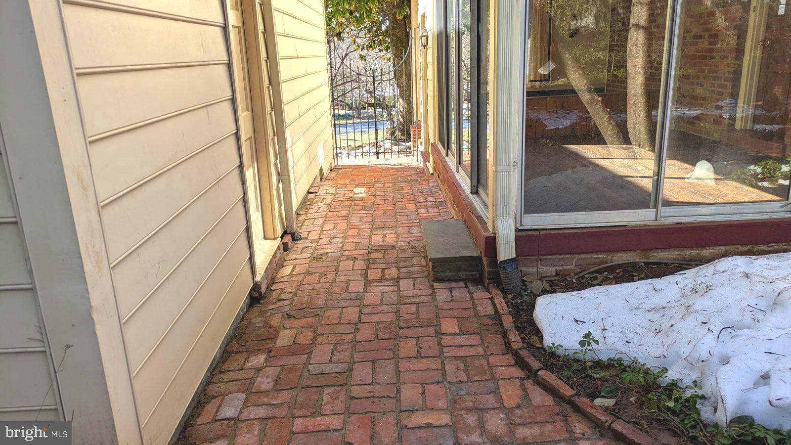 WILLIAMSBURG VILLAGE - Residential