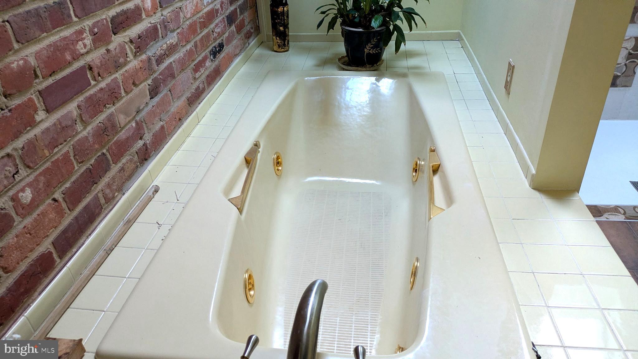 WILLIAMSBURG VILLAGE - Residential