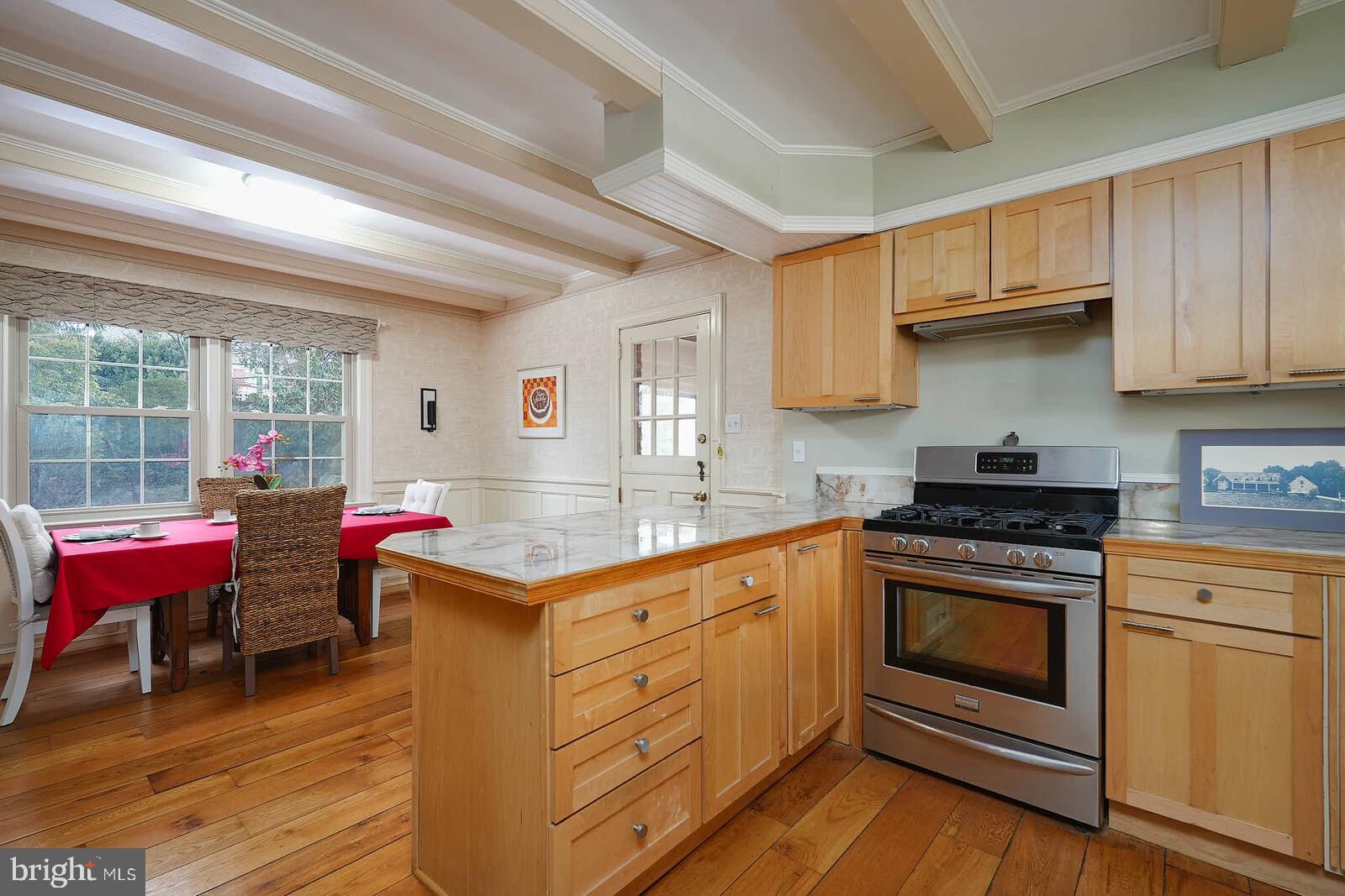 WILLIAMSBURG VILLAGE - Residential