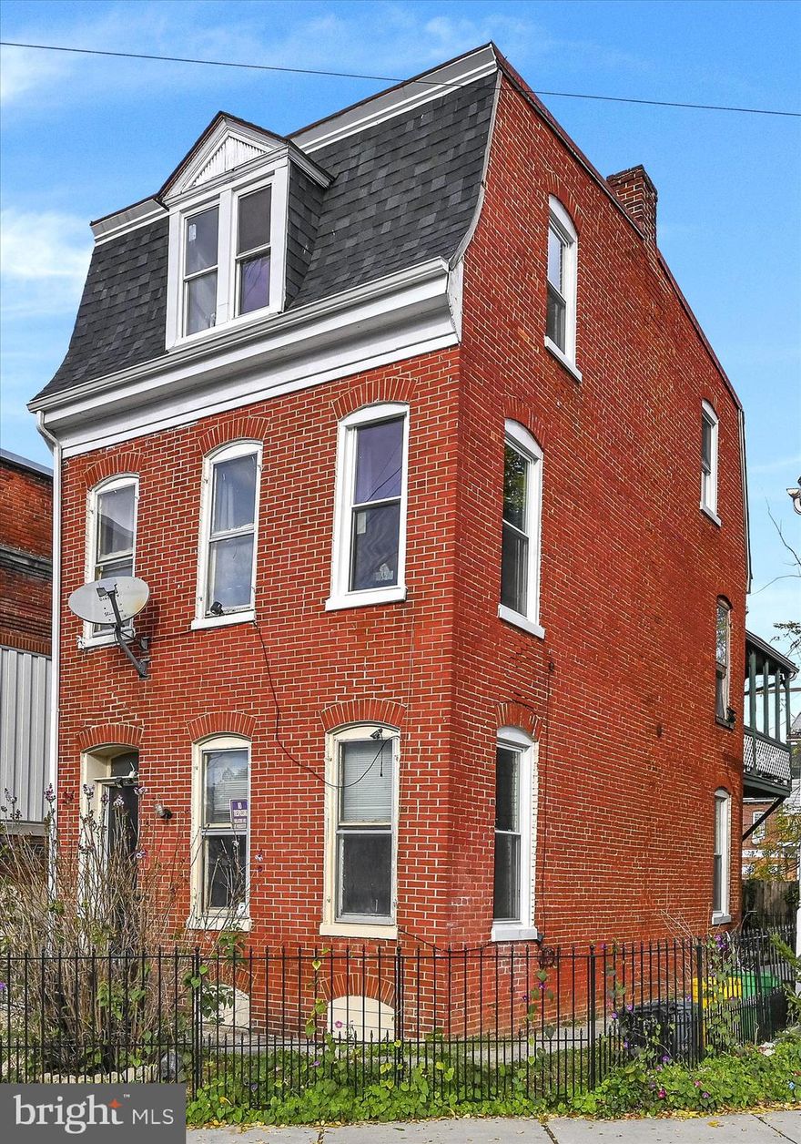 Welcome to this fully detached 5-bedroom home in the city offering over 2,000 sq ft of living space! Features multiple living areas, generous bedrooms, and plenty of room for everyone. A rare find that combines city convenience with the comfort of a spacious, private home!