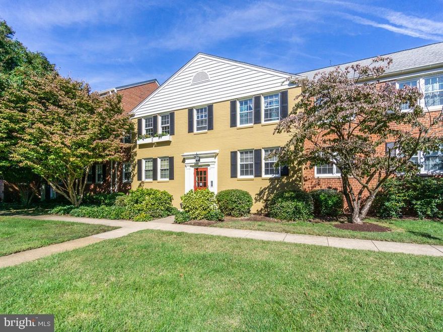 Lovely 1BR condo in Belle View offers the lifestyle you are looking for with the commute you need. Hardwood floors, spacious bedroom, white tile bathroom, and kitchen with white cabinets and appliances, gas stove, built in microwave. **Gas, water and trash included in rent**  There is an additional storage unit for items you want to store, shared laundry also inside the building. Walking distance to Belle View shopping center, Martha Washington Library, and Belle View Marina. Optimal location with a short commute to DC, Pentagon, DCA, 495, Old Town, Fort Belvoir, Mount Vernon, and National Harbor.