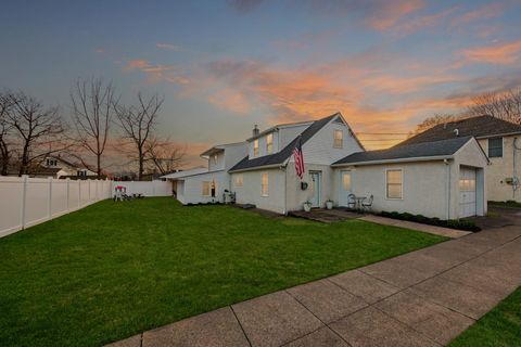 Photo of 113 Linden Street, POTTSTOWN, PA 19464 (MLS # PAMC2174286)