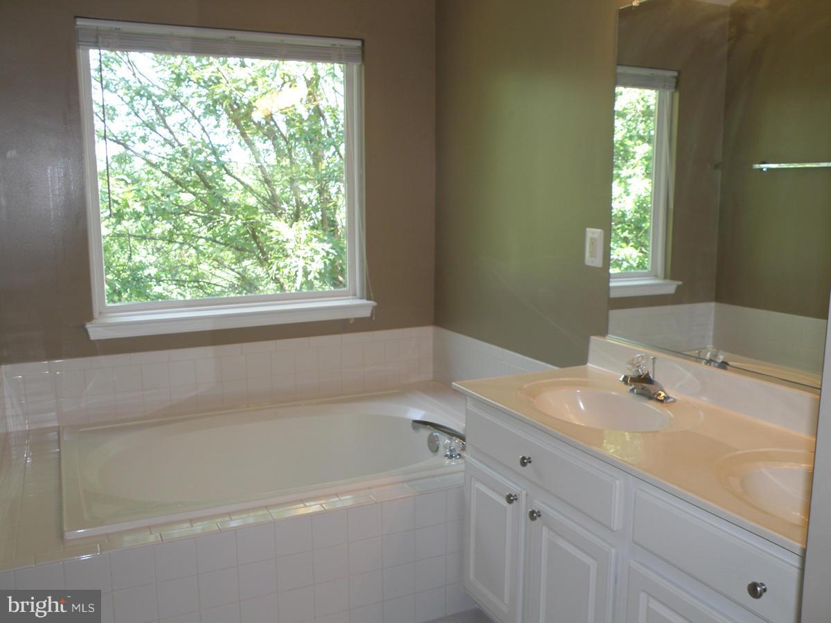 FAIR LAKES COURT - Residential