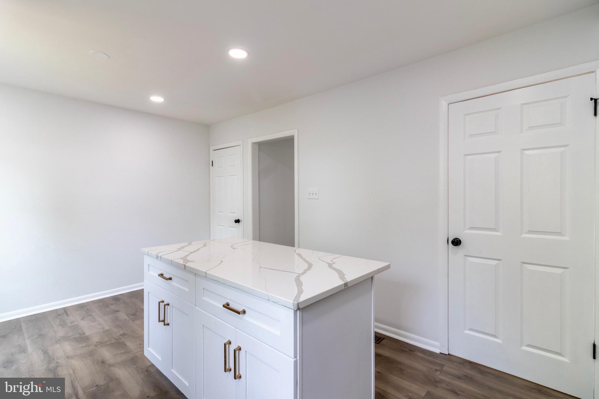 ROYAL VILLAGE - Residential