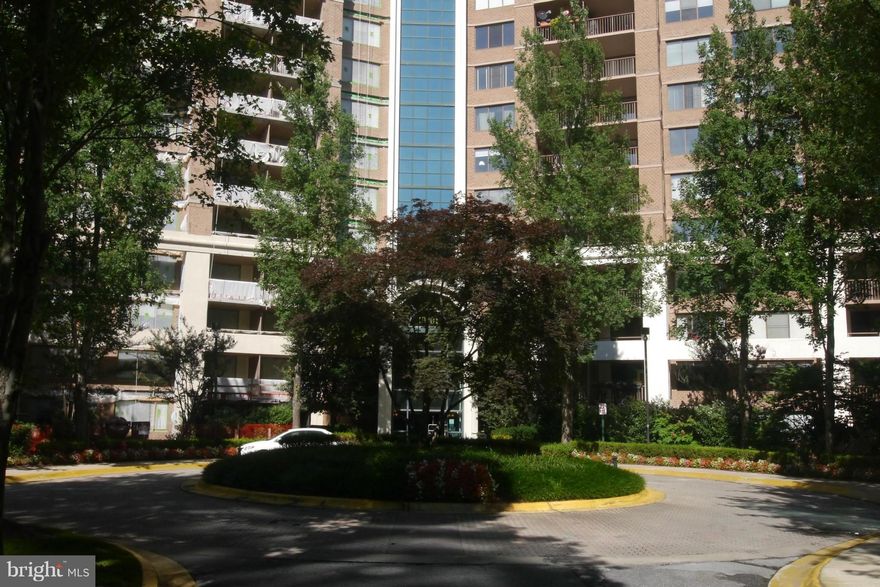 Great opportunity! $1,250 for the first three months, then $1,550 monthly. Luxury high rise condo with fantastic view & amenities, 24hrs concierge, residence lounge, fully equipped gym, pool, tennis courts and much more. Beautiful unit with new hardwood floor, fresh paint, in washer/dryer, balcony, unit comes with parking. Walking distance to the metro, parks, walking & bike paths.