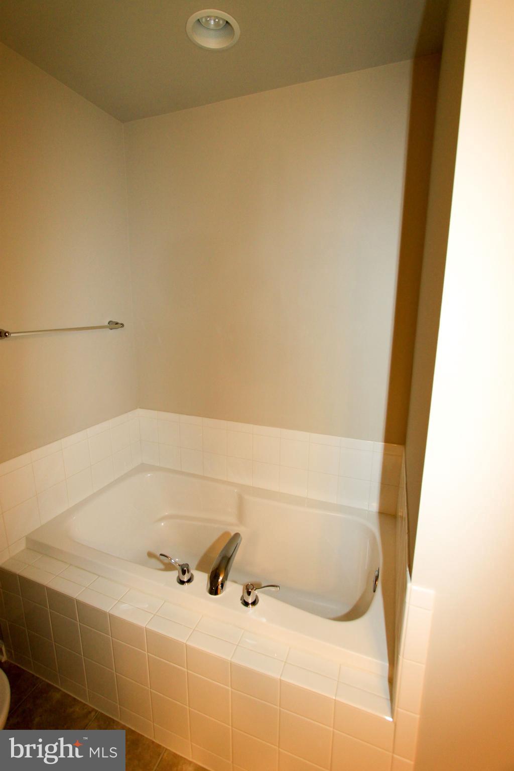 LAKELAND PLACE - Residential Lease