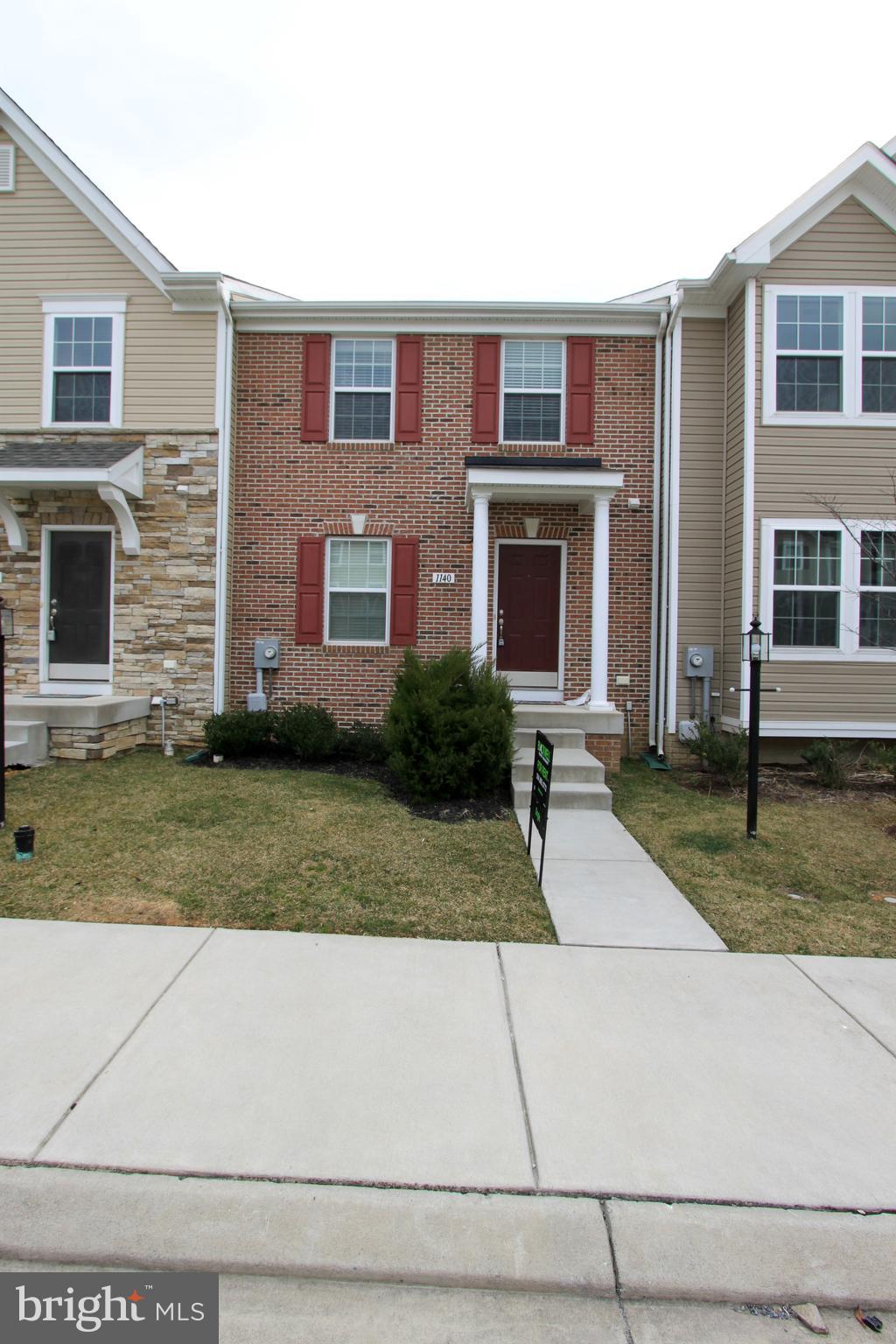3 bedrooms, 2.5 bath. Fairfax Crossing Townhome. Carpet throughout. Nice open kitchen offers upgraded appliances, cabinets, and kitchen island. Master bedroom features a walk-in closet and private bath with soaking tub and separate shower. Conveniently located near shopping, restaurants & commuter routes. Community offers playground. Washer/dryer included.Please call or email Christine to schedule a showing.Pets are allowed on a case by case basis.EHO