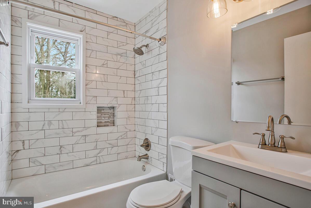 LAURELTON - Residential