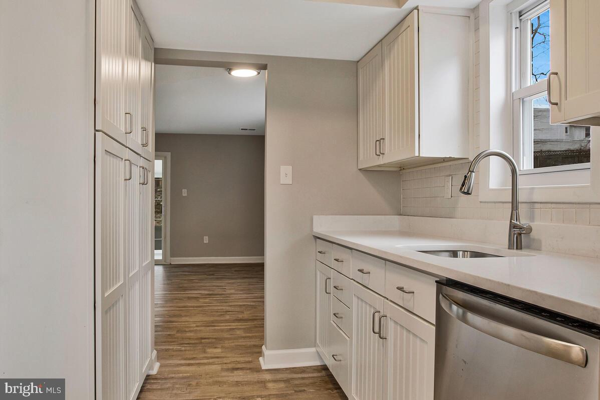 LAURELTON - Residential