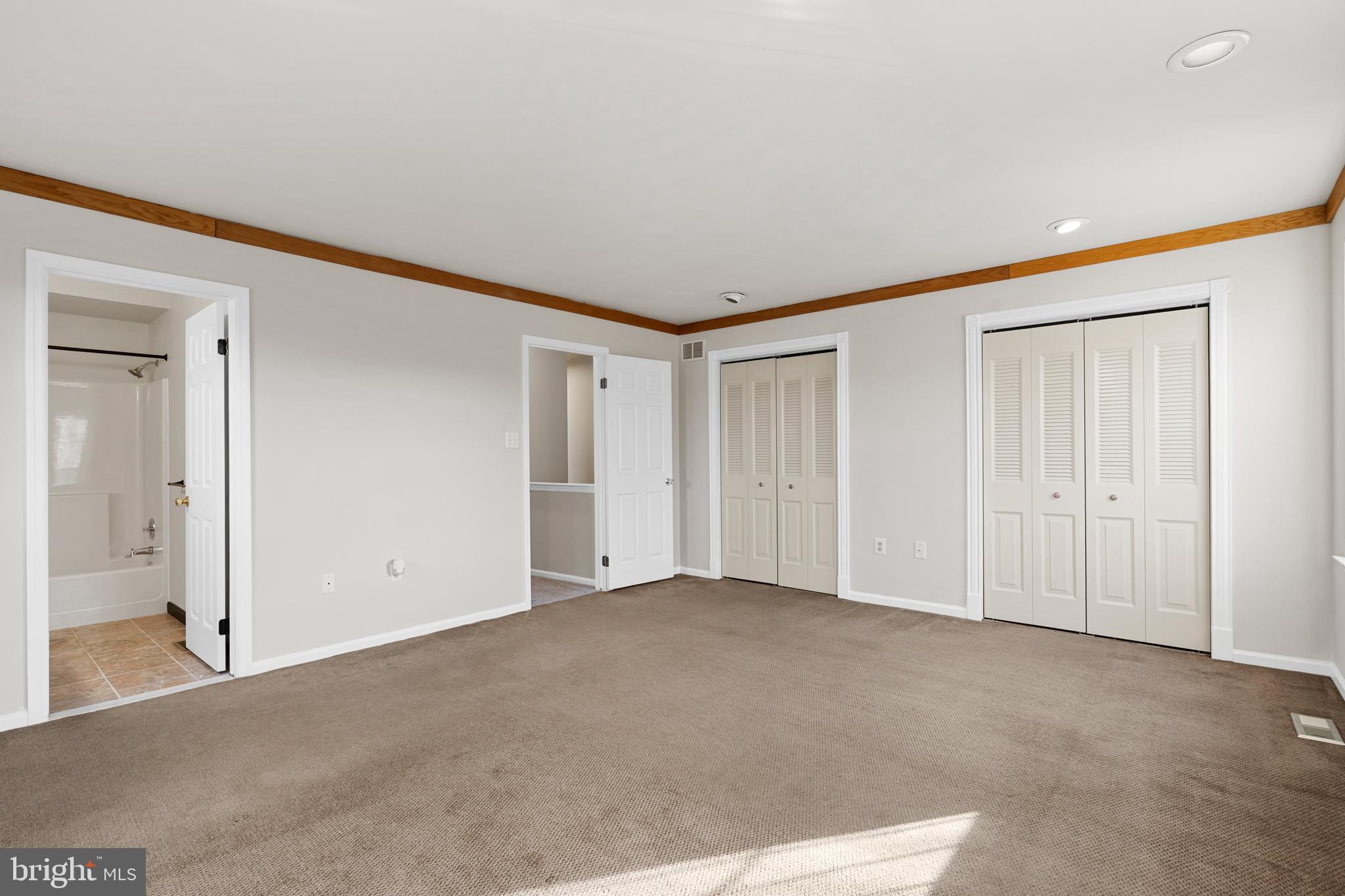 VILLAGE GREEN - Residential