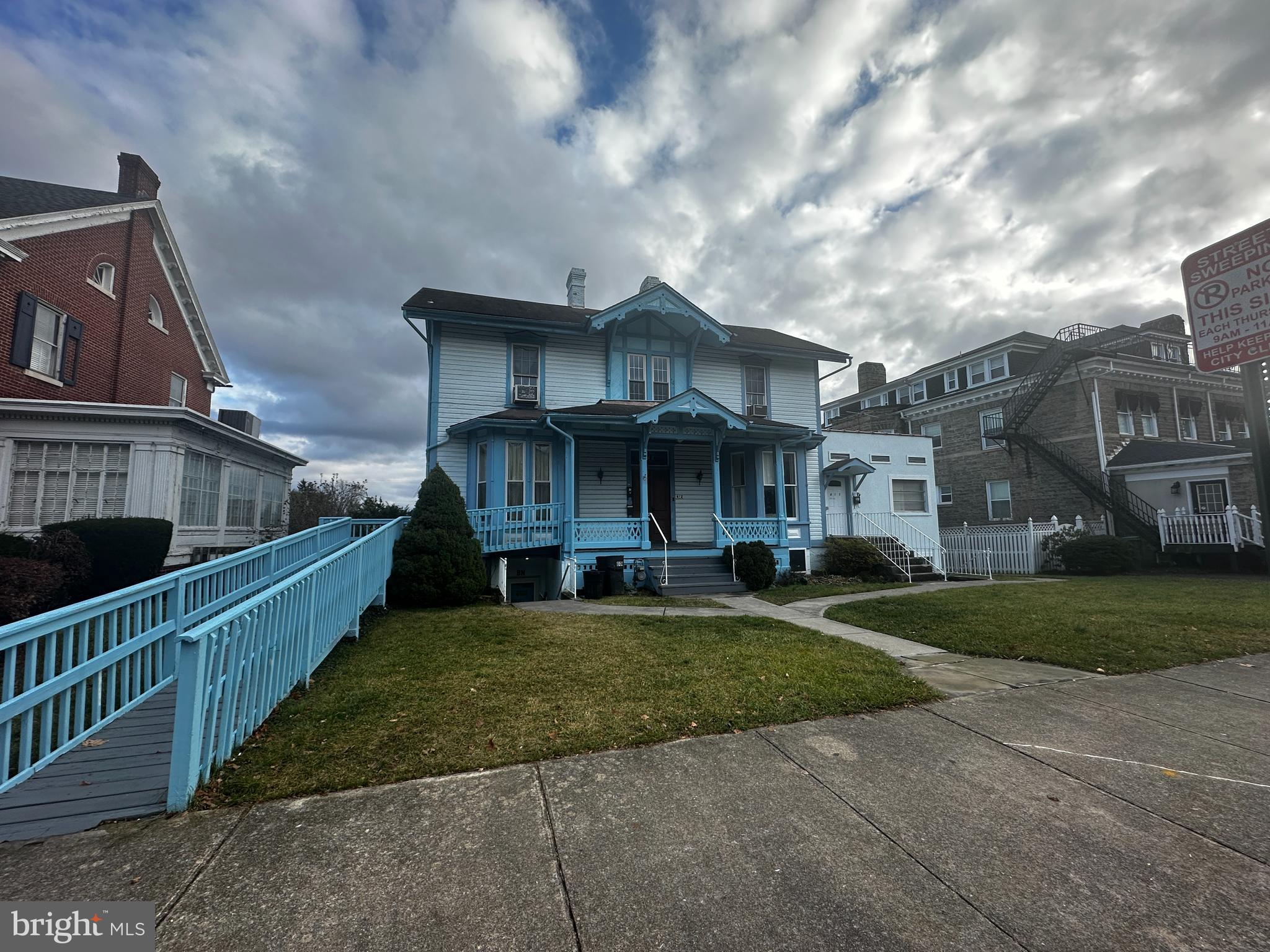 Main image without alt text