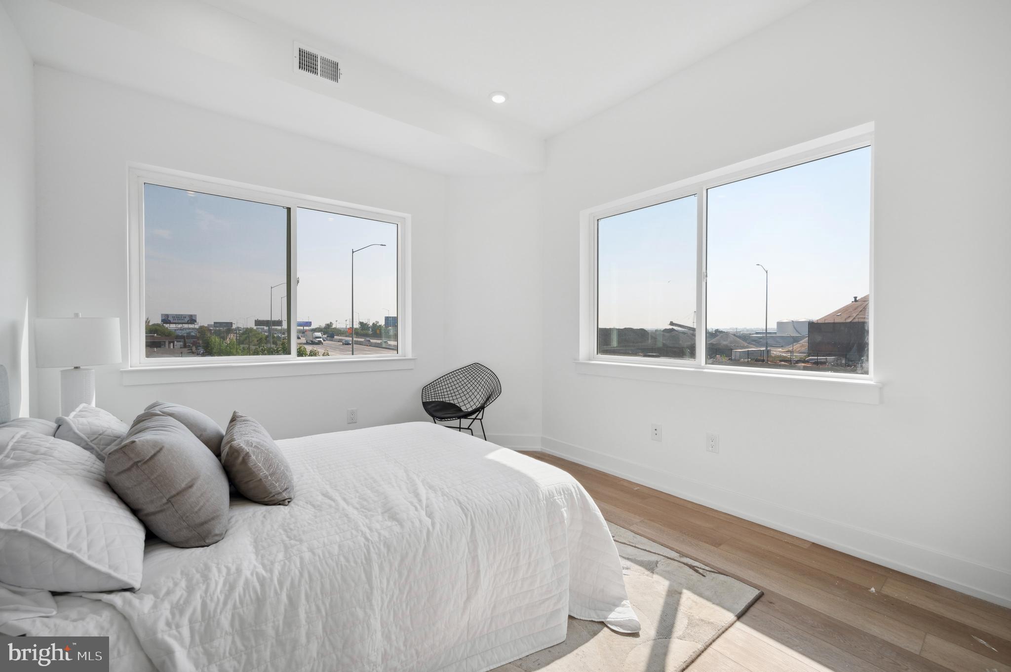 PORT RICHMOND - Residential Lease