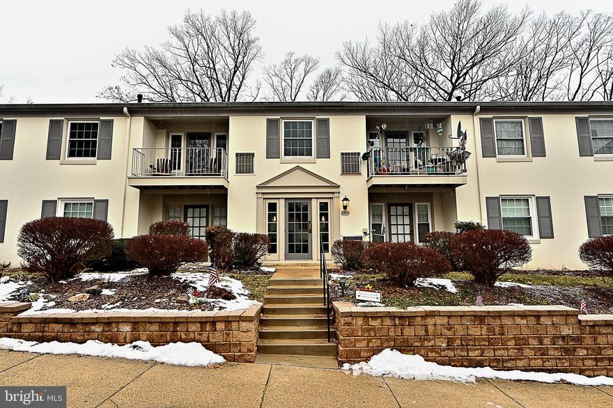 2 BEDROOM PLUS DEN TOP UNIT WITH BALCONY FACING WOODED COMMON AREA*NEW NEUTRAL W/W CARPETING AND PAD*FRESHLY PAINTED*NEWER KITCHEN FLOOR*GAS HEAT & HOT WATER (IN CONDO FEE)*PARKING SPACE  # 420 IN FRONT OF BUILDING* WASHER/DRYER IN UNIT* NEWER ELECTRICAL BREAKER PANEL & HOT WATER HEATER*