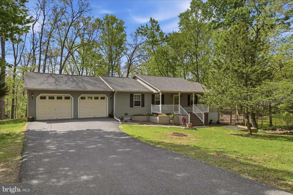 Photo of 407 Dogwood Drive, CROSS JUNCTION, VA 22625 (MLS # VAFV2041130)