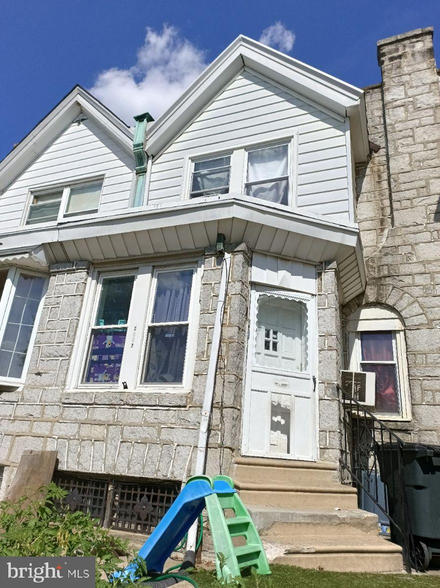 Large row house for sale. The location is convenient to public transportation and everything. Property features 3 bedrooms and 1.5 bath. The kitchen walks out to the balcony. Good tenant is occupying the property. Investors can take over the tenancy or the property can be delivered vacant if buyers so choose.