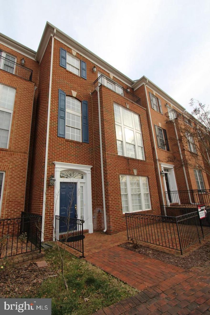 This home has nearly 2500 square feet of living space overlooking former golf course. Great quiet spot in Belmont Bay, one of eastern Prince William County's most desirable communities on the Occoquan River/Bay. The home has spacious rooms and is located in an area with great commuting options that include the VRE train, buses to DC and other areas like Fort Belvoir and Quantico! Minutes to I95! Hurry, this one won't last