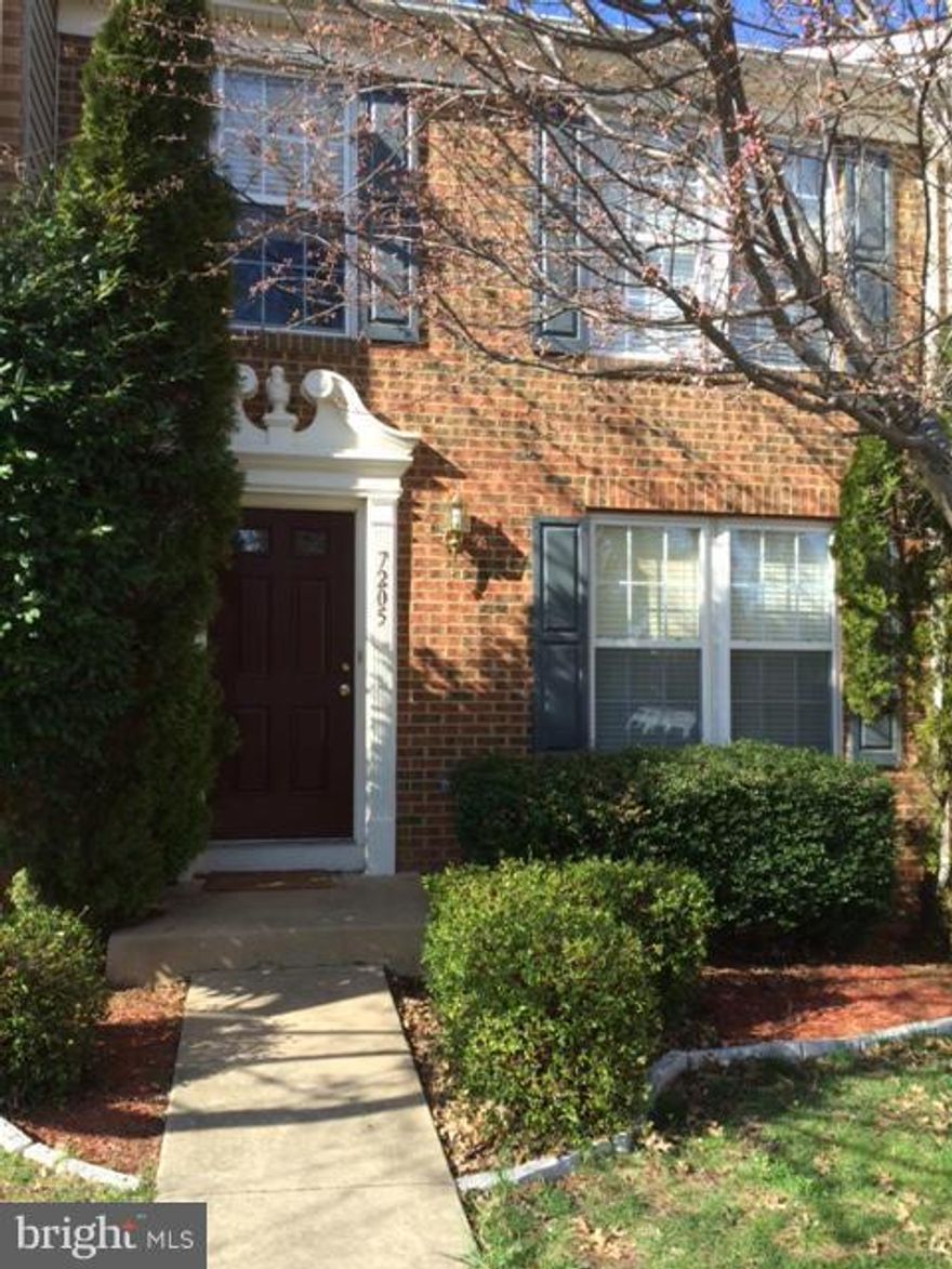 LOVELY RENTAL IN SOMERSET!THREE FINISHED LEVELS.  3 BEDROOMS, 3 FULL BATHS AND 1/2 BATH ON THE MAIN LEVEL. FULL FINISHED BASEMENT WITH OFFICE/STUDY AREA. KITCHEN WITH SUNROOM, DINING AREA THAT ALLOWS FOR PLENTY OF ROOM FOR YOUR ENTIRE FAMILY. WONDERFUL NEIGHBORHOOD WITH POOL,BASKETBALL COURTS,PLAY AREA FOR THE KIDS.GREAT COMMUTER LOCATION, MINUTES FROM I66 & CLOSE TO SHOPPING. AGENT RELATED TO OWNER.