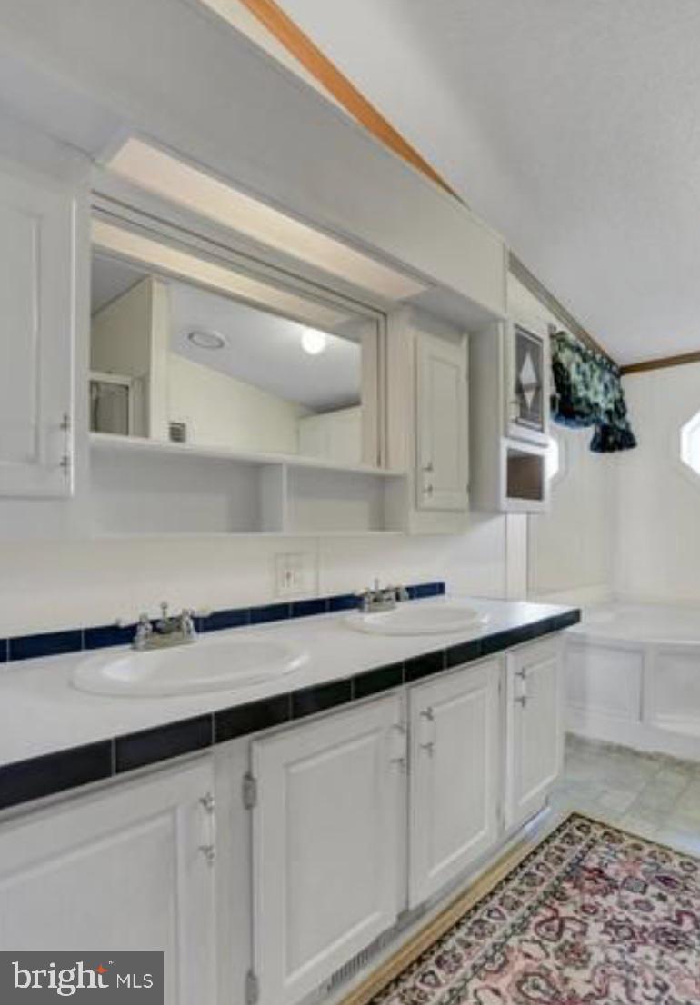 LAKESIDE VILLAGE - Residential