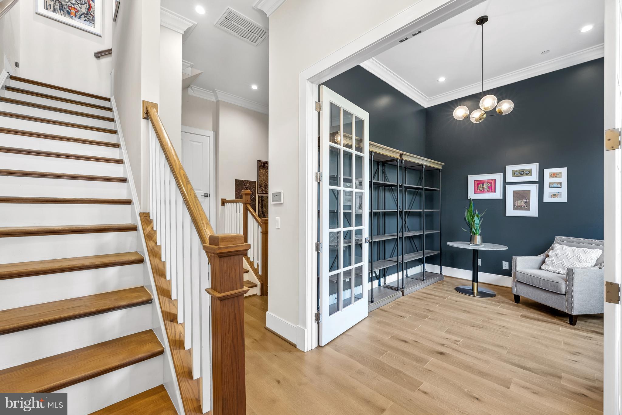 1117 E ABINGDON DRIVE