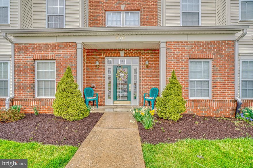 Fresh & clean!  2 bed/2 bath, 2nd floor condo with a 1 car garage.  You'll be delighted when you walk into this meticulously maintained condo & find an updated kitchen and new carpet throughout!  Balcony faces the front parking lot.