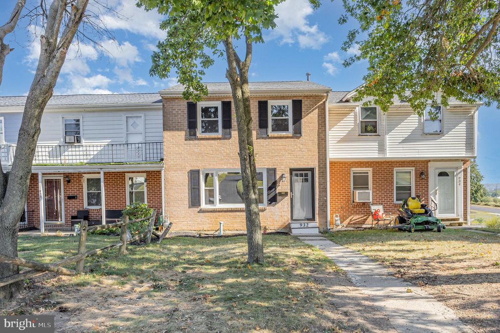 Photo of 932 Hanover Road, YORK, PA 17408 (MLS # PAYK2090398)