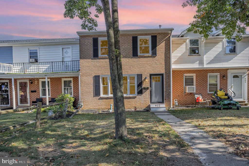 Photo of 932 Hanover Road, YORK, PA 17408 (MLS # PAYK2090398)
