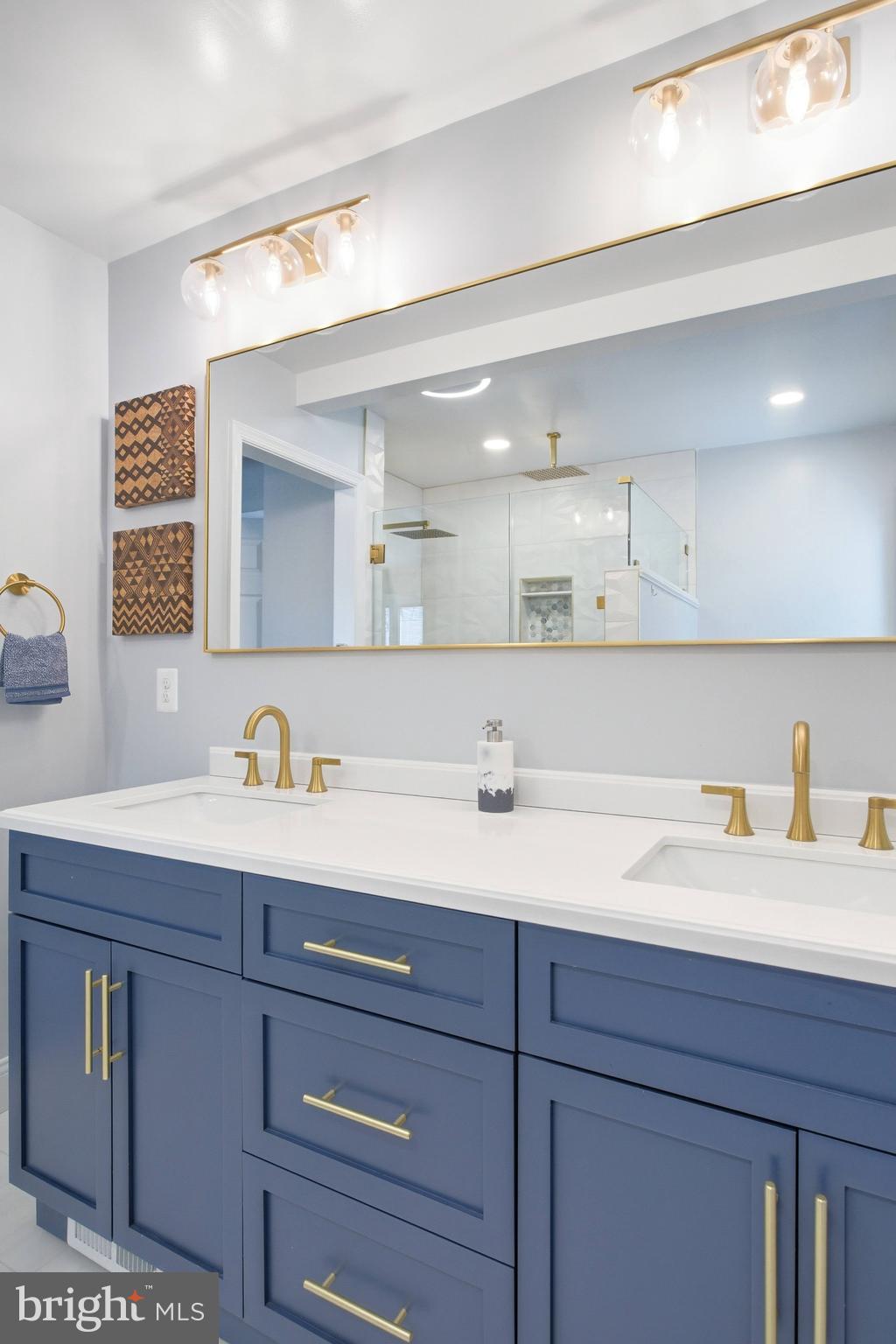 LYNBROOK - Residential