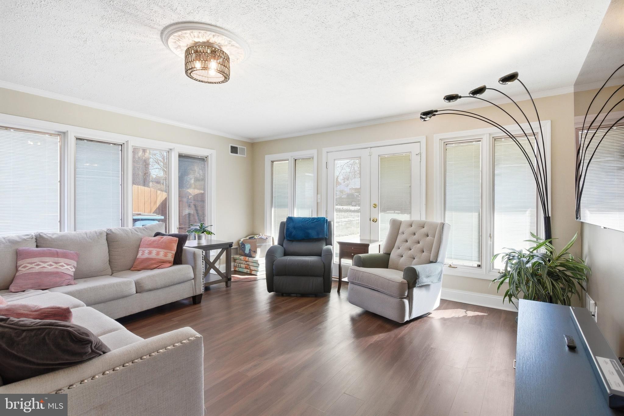 LYNBROOK - Residential