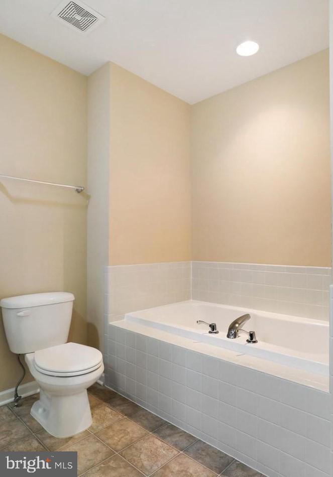 LAKELAND PLACE - Residential Lease