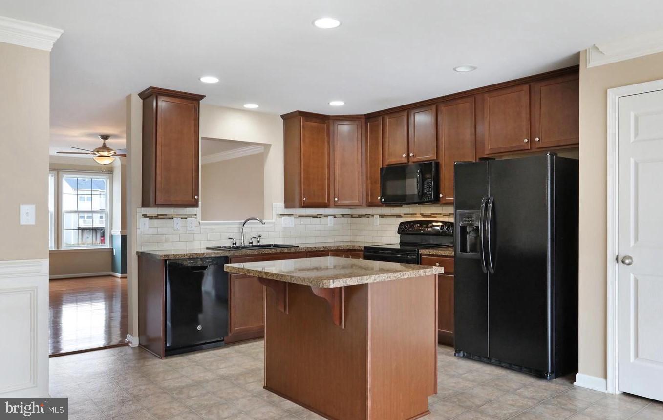 LAKELAND PLACE - Residential Lease