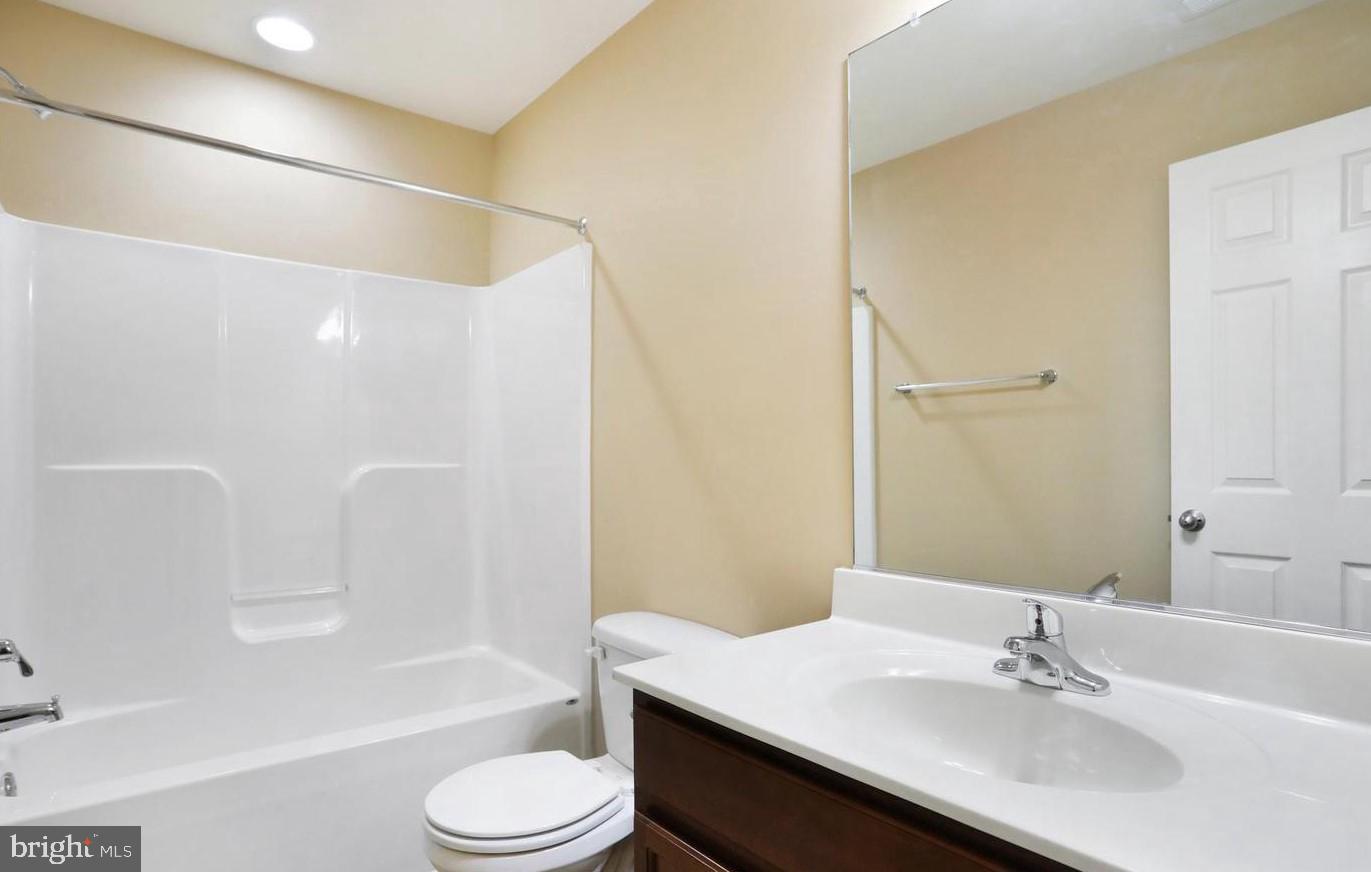 LAKELAND PLACE - Residential Lease