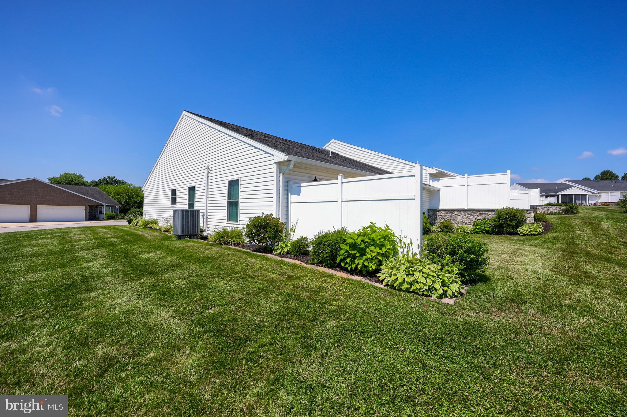 LAUREL MANOR - Residential